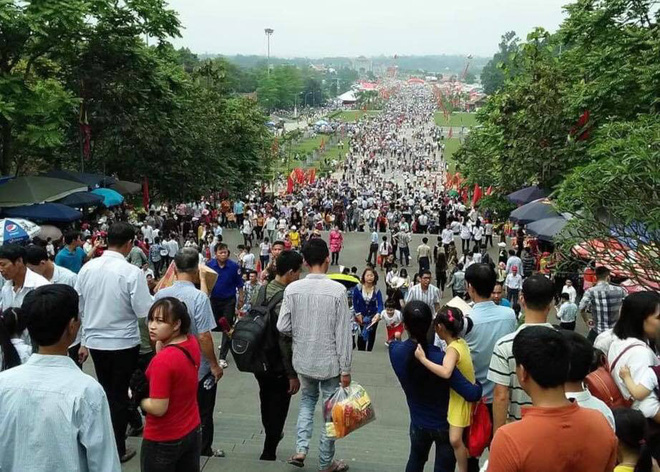 Biển người đổ về Đền Hùng dù chưa chính hội 10/3, nhiều du khách đợi 2 tiếng chưa lên được tới đền